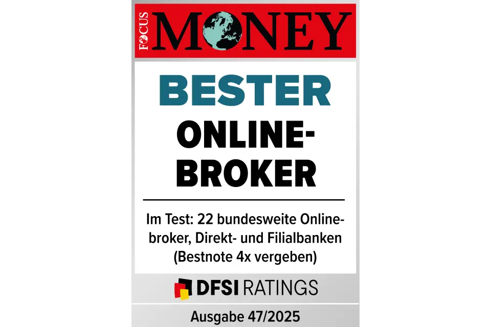 Mann und Frau schauen sich lächelnd an und halten sich bei der Hand
