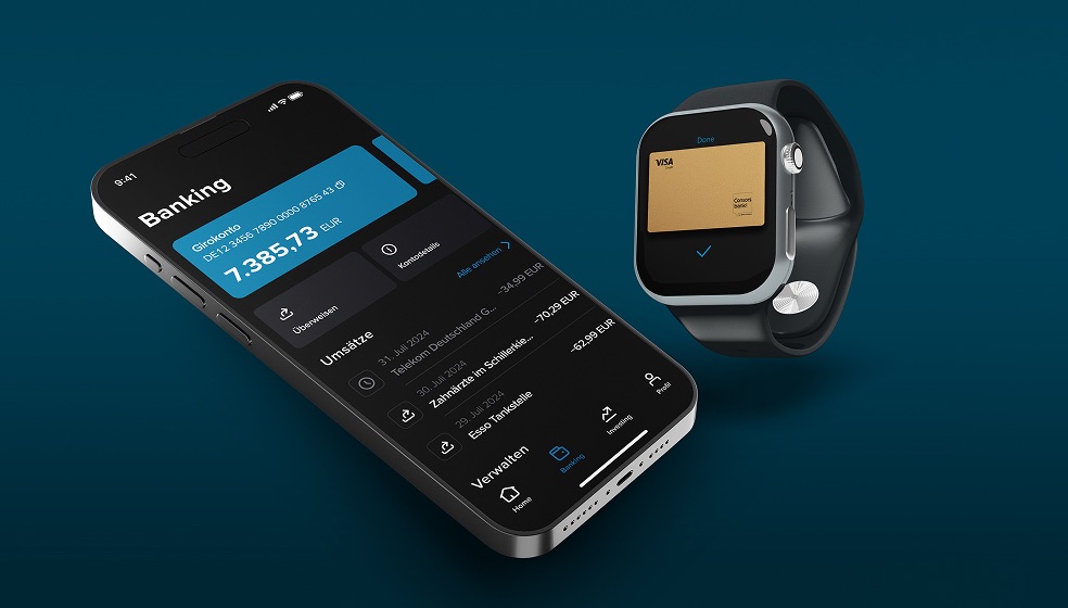 Auf einem blauen Hintergrund ist ein Smartphone mit dem Consorsbank Bankaccount auf dem Screen zu sehen, daneben befindet sich eine Smartwatch auf dem ein Bild der Visa Card Gold zu sehen ist.